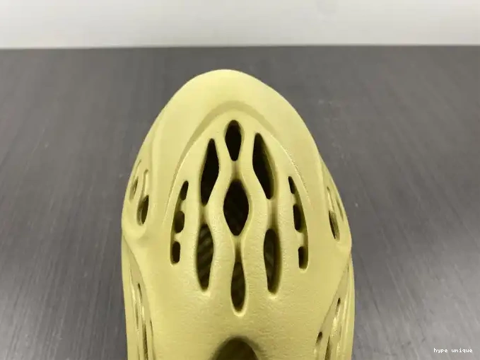 hype RNNR Yeezy Adidas Foam Sulfur GV6775 0524
